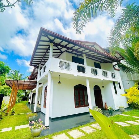 White Horse Hotell Hikkaduwa Exteriör bild