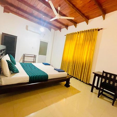 White Horse Hotell Hikkaduwa Exteriör bild