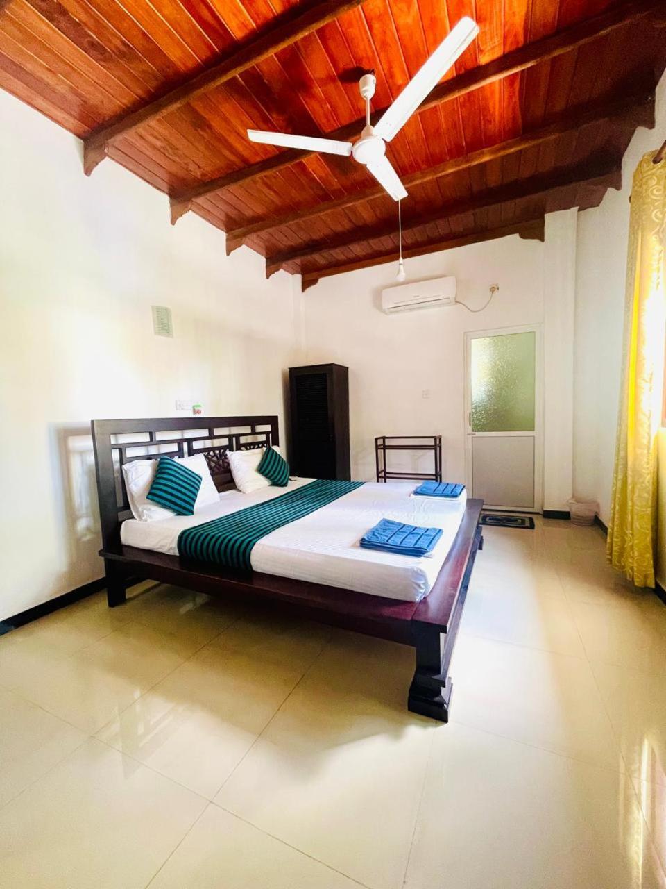 White Horse Hotell Hikkaduwa Exteriör bild