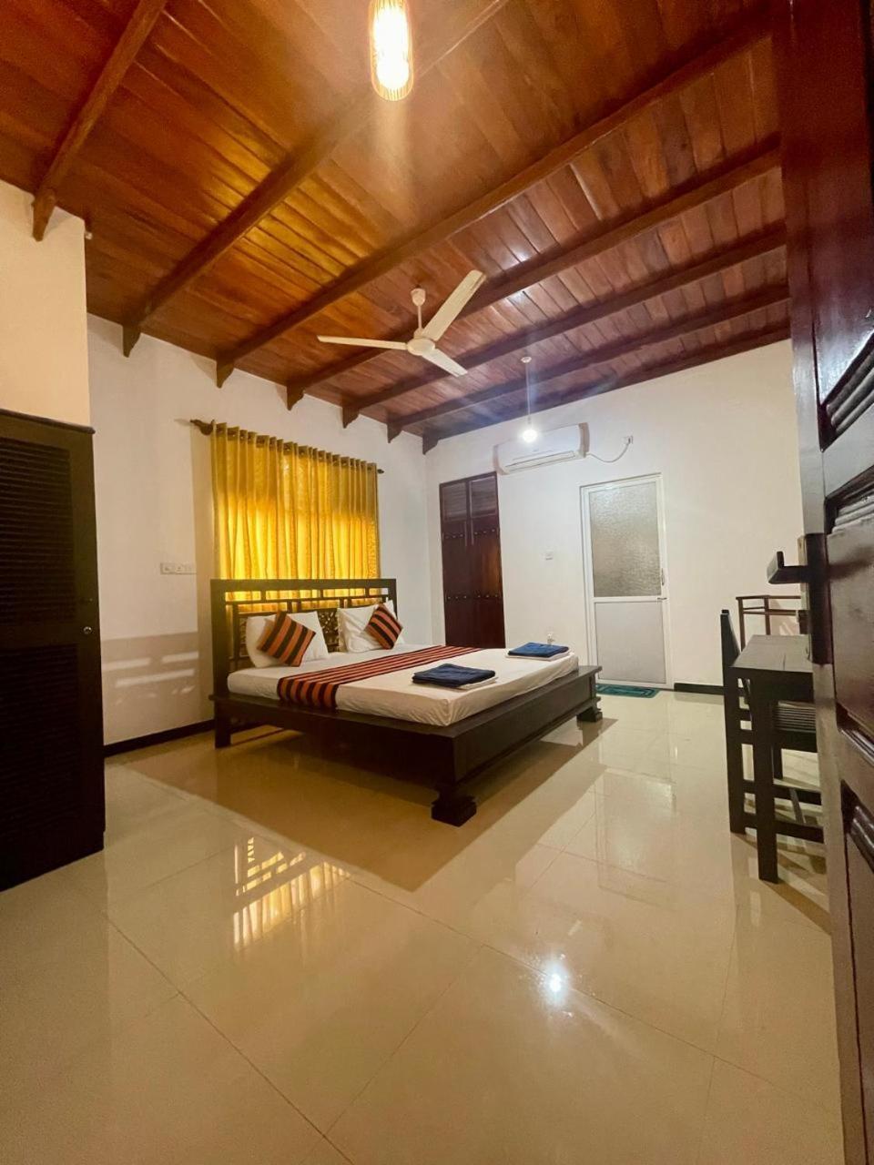 White Horse Hotell Hikkaduwa Exteriör bild