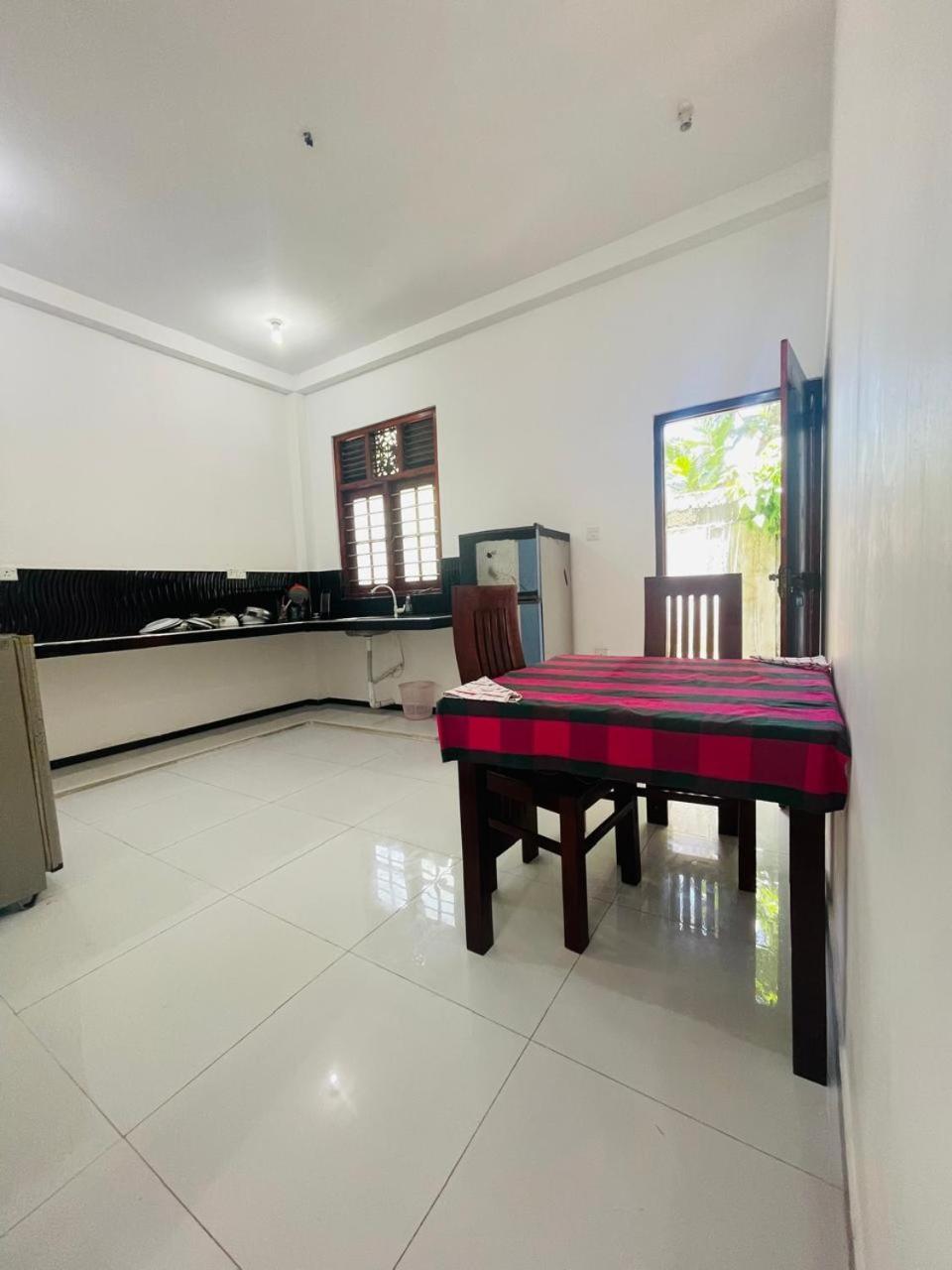 White Horse Hotell Hikkaduwa Exteriör bild