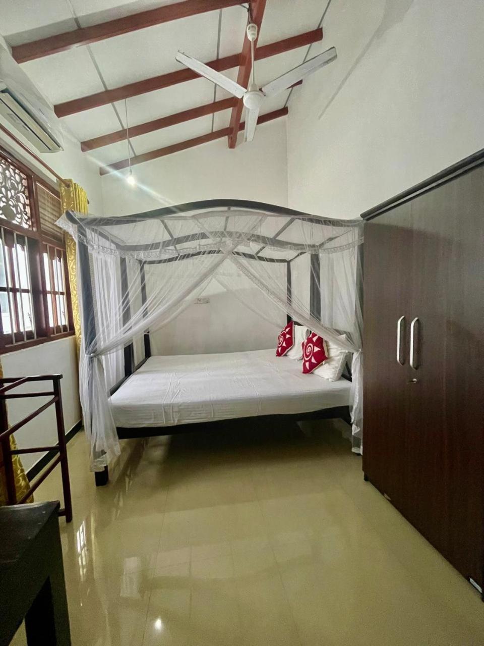White Horse Hotell Hikkaduwa Exteriör bild