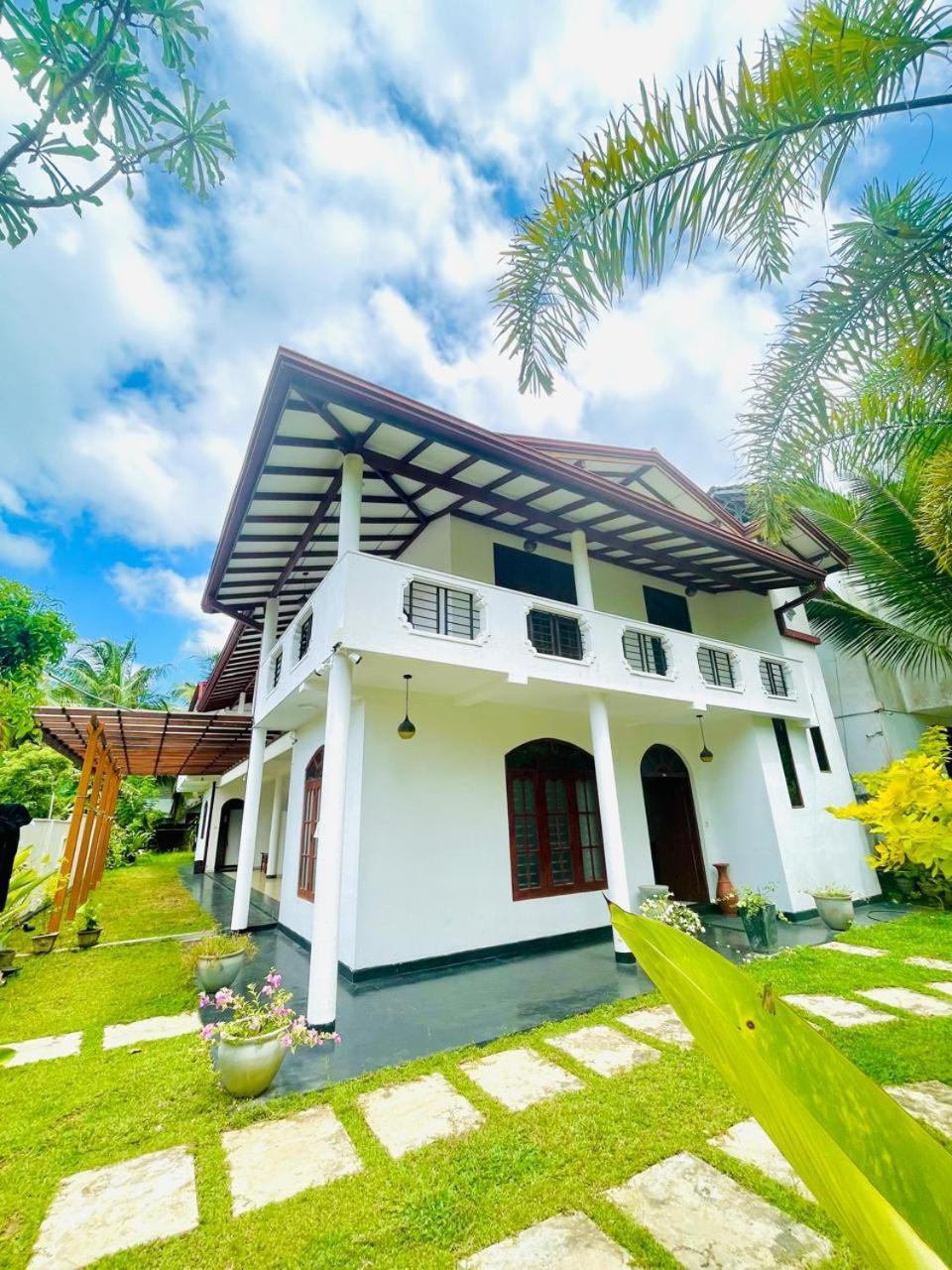 White Horse Hotell Hikkaduwa Exteriör bild