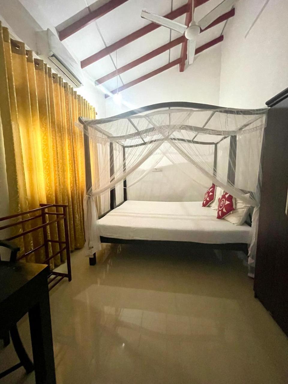White Horse Hotell Hikkaduwa Exteriör bild