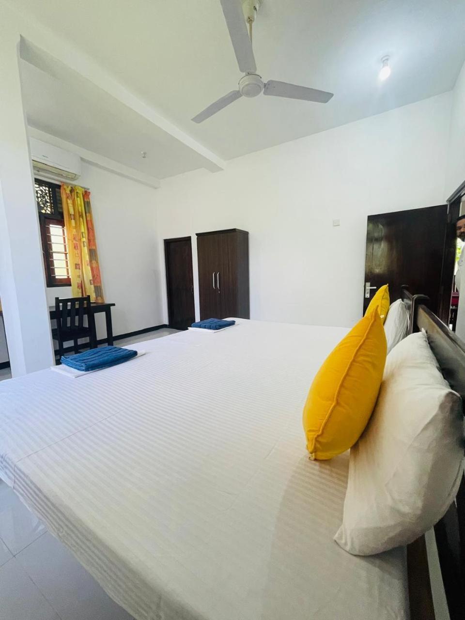 White Horse Hotell Hikkaduwa Exteriör bild