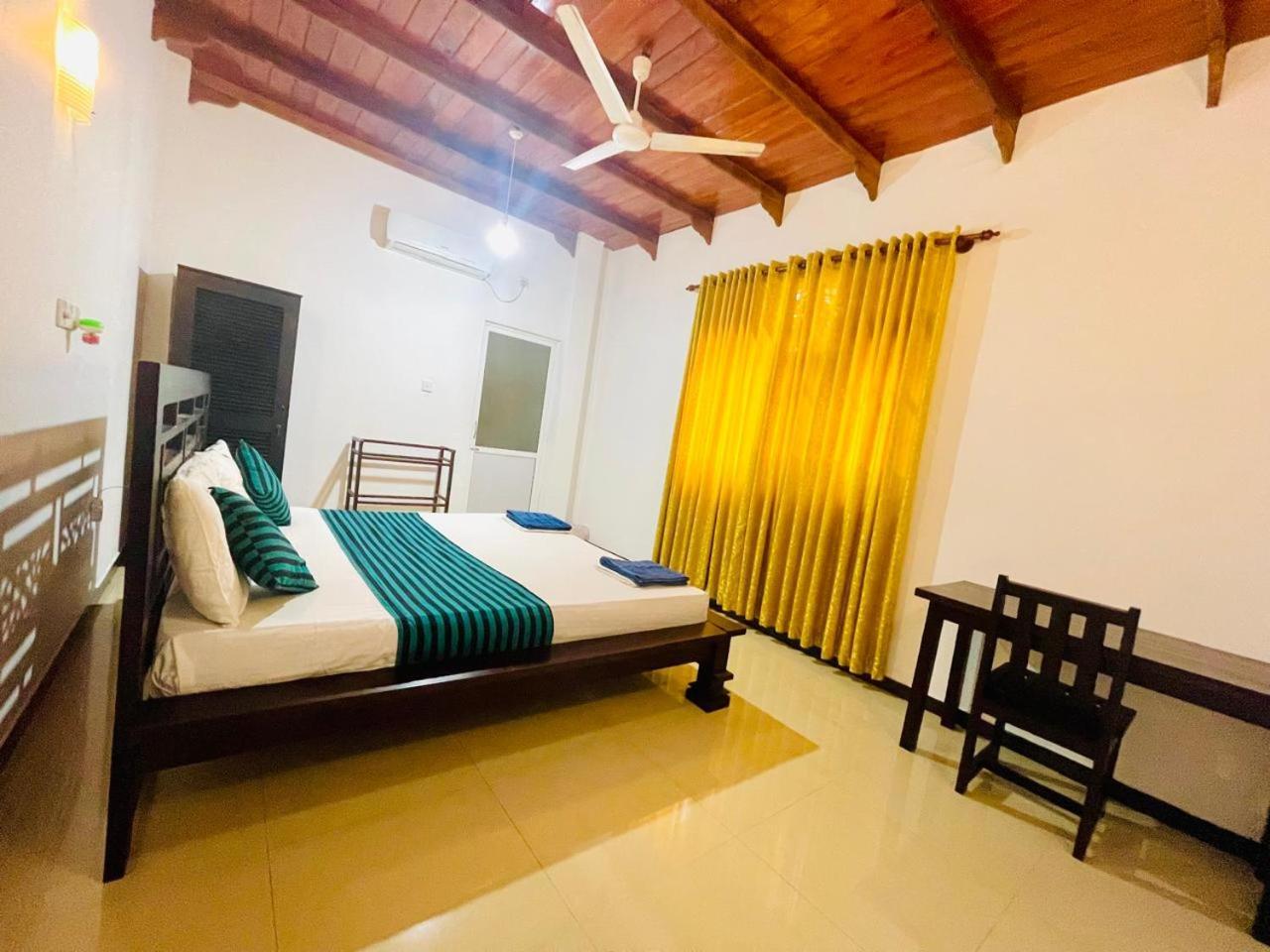White Horse Hotell Hikkaduwa Exteriör bild