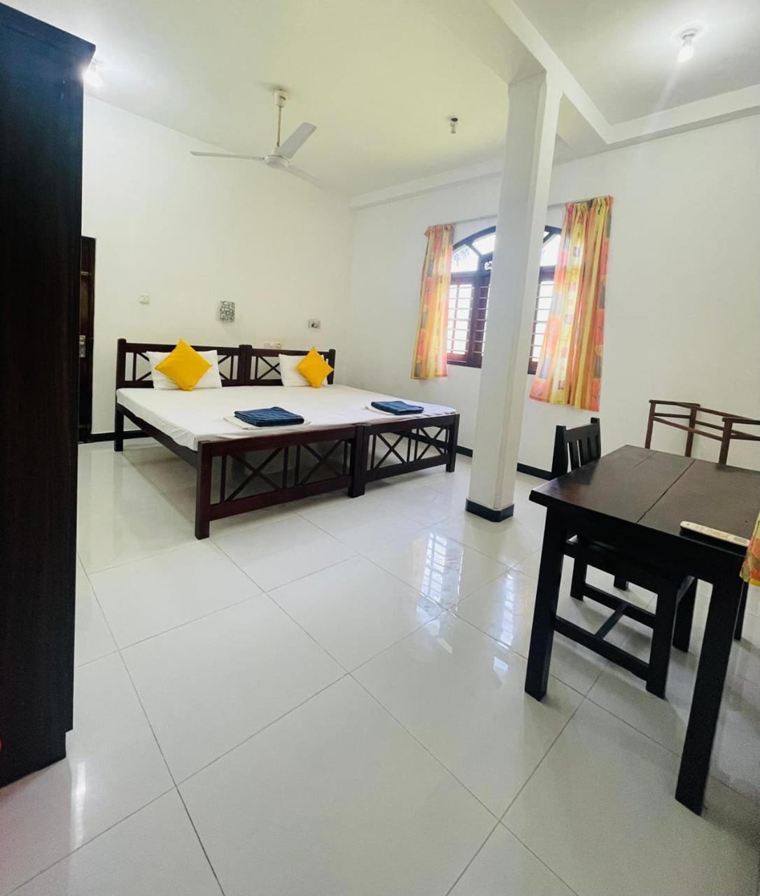 White Horse Hotell Hikkaduwa Exteriör bild