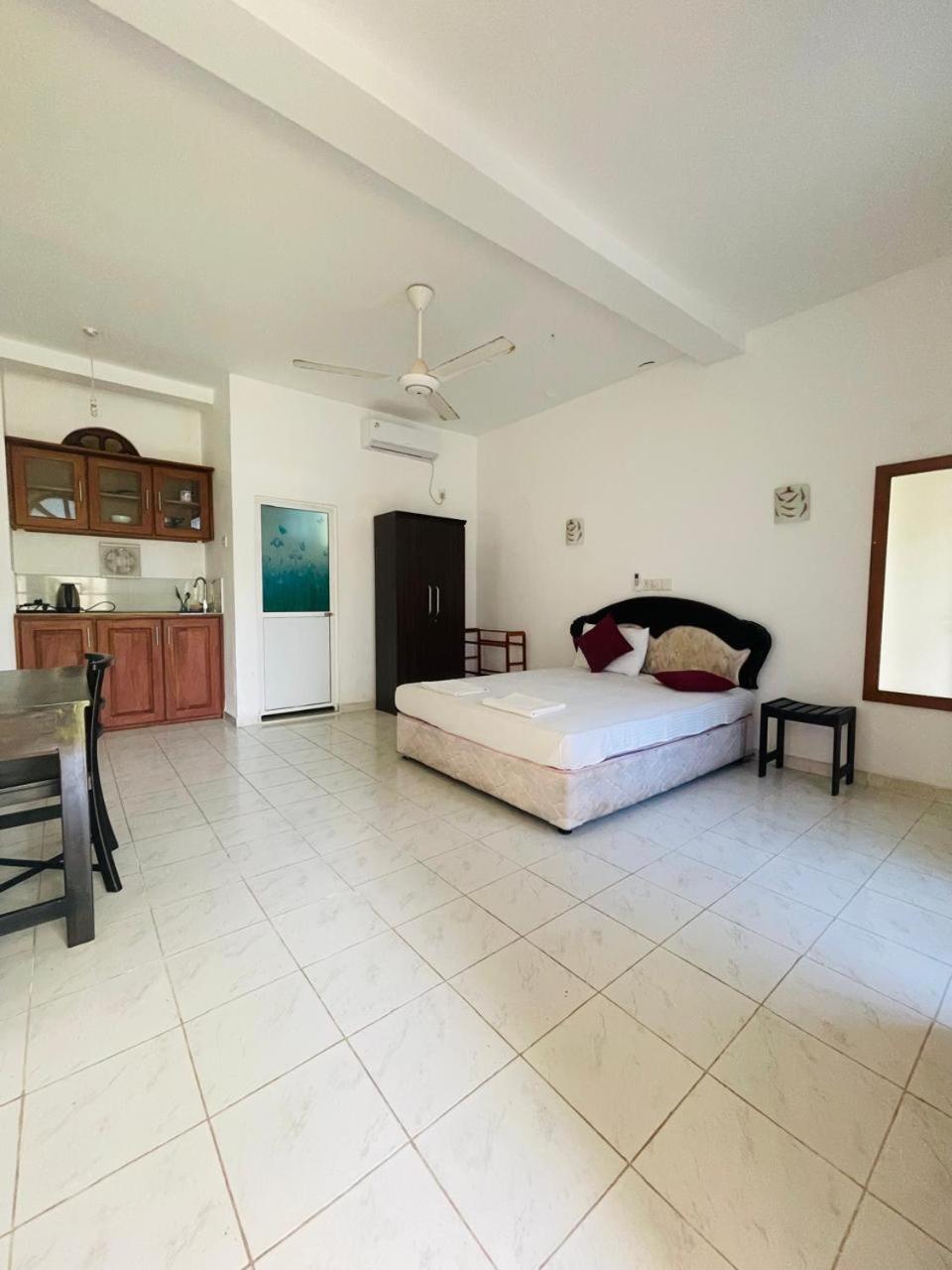 White Horse Hotell Hikkaduwa Exteriör bild