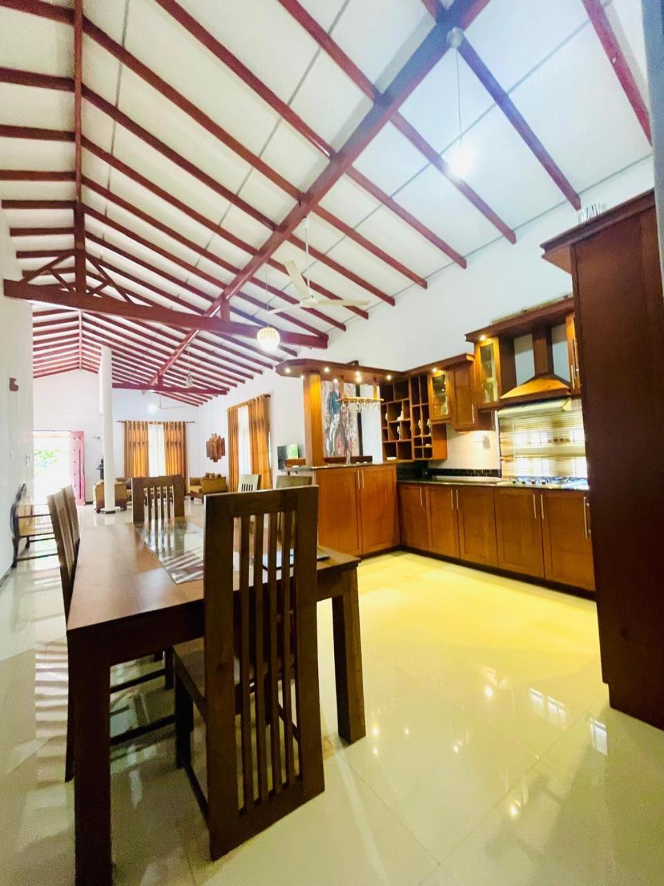 White Horse Hotell Hikkaduwa Exteriör bild