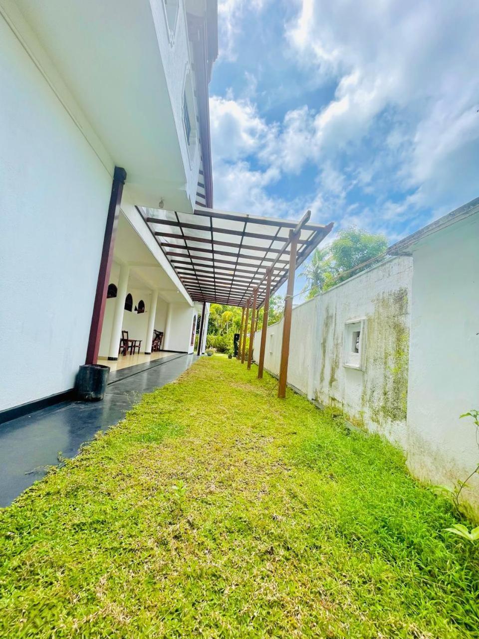 White Horse Hotell Hikkaduwa Exteriör bild