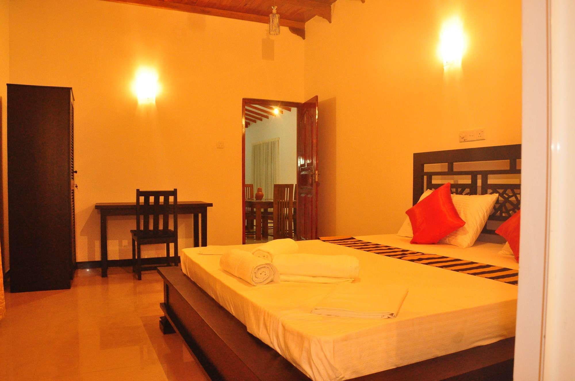 White Horse Hotell Hikkaduwa Exteriör bild