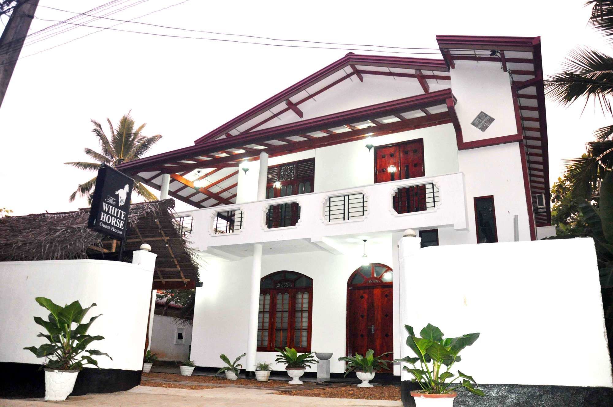 White Horse Hotell Hikkaduwa Exteriör bild