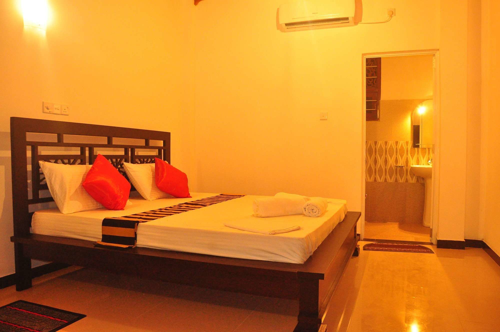 White Horse Hotell Hikkaduwa Exteriör bild